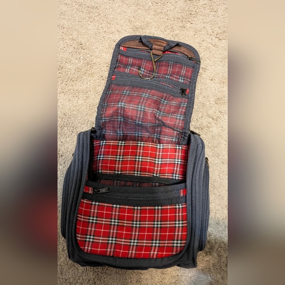 Southern Marsh Dewberry Hanging Travel Kit - Picture 3 of 6